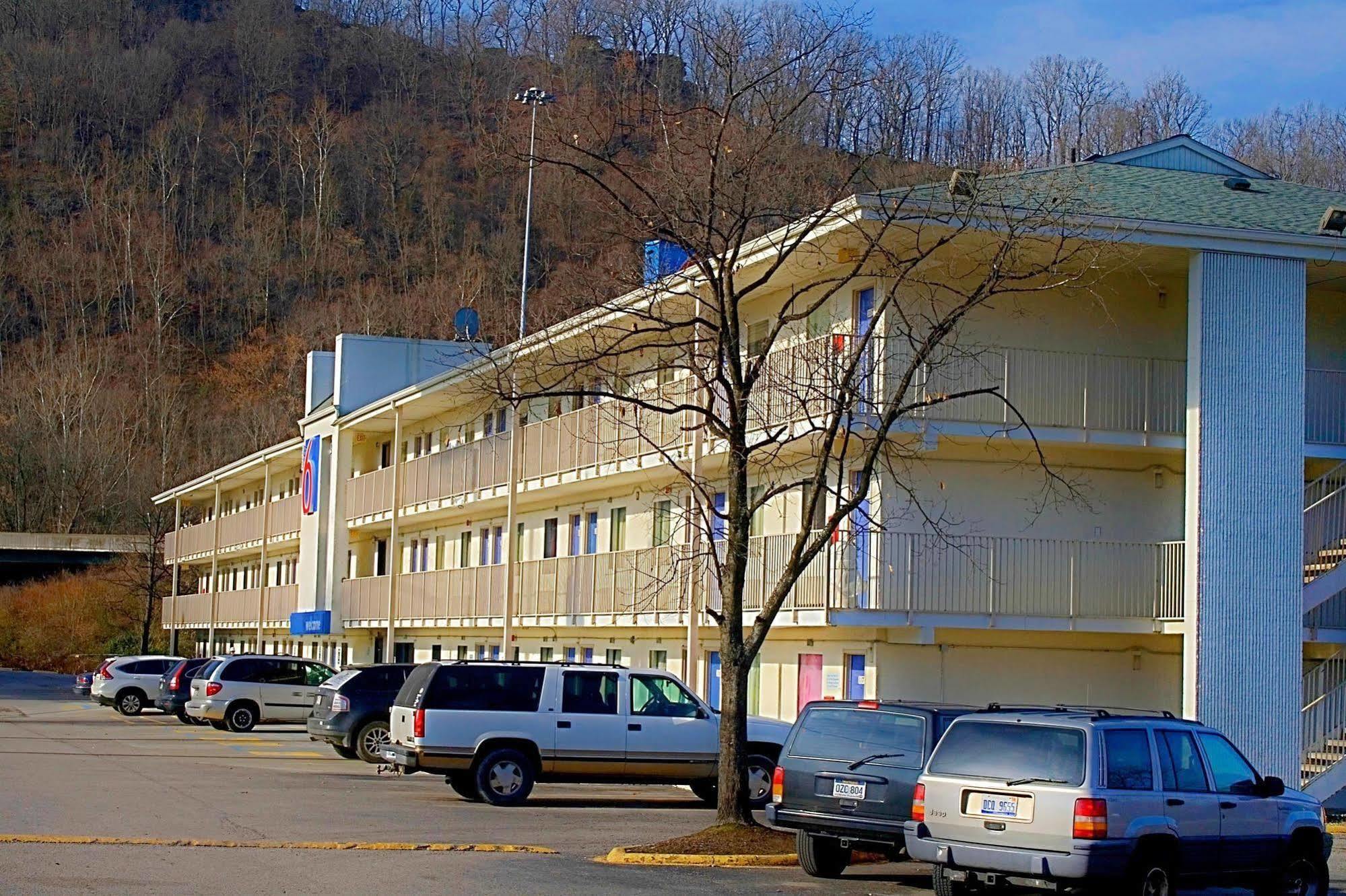 Days By Wyndham Wv Hotel Charleston